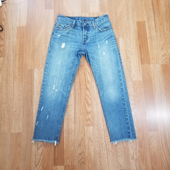501 Levi's Medium Wash Distressed Button Fly Levi's Jeans. - Picture 8 of 15